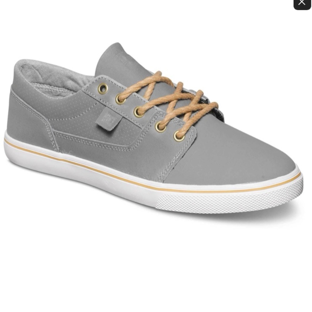 DC women’s shoes 10